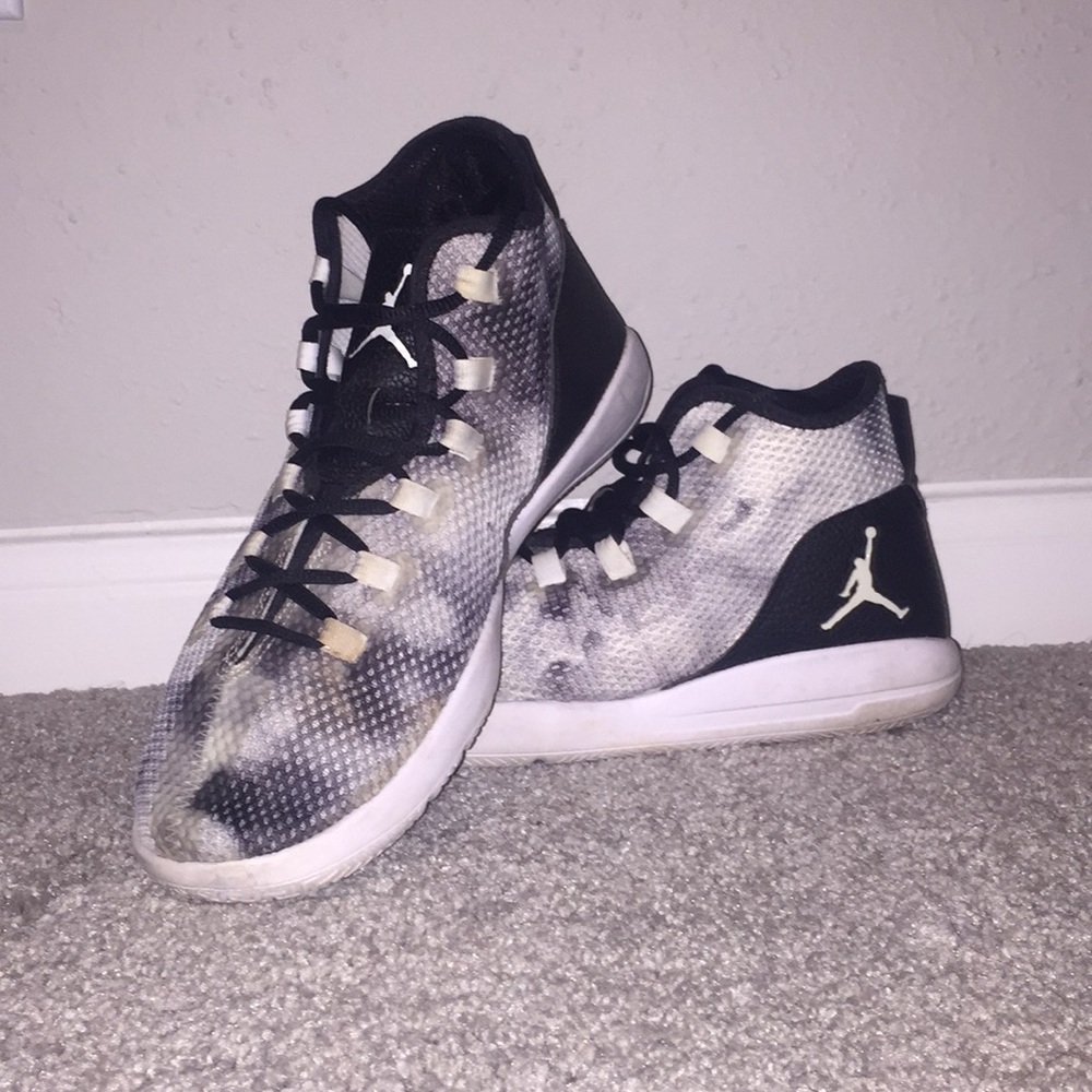 Different colored grey Jordan’s size 10